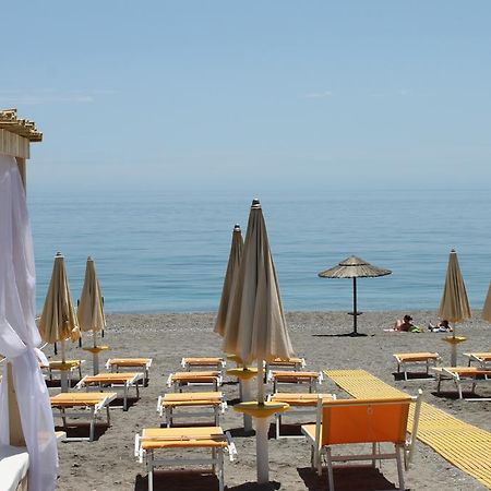 Apartamento La Terrazza Sul Mare Letojanni Exterior foto