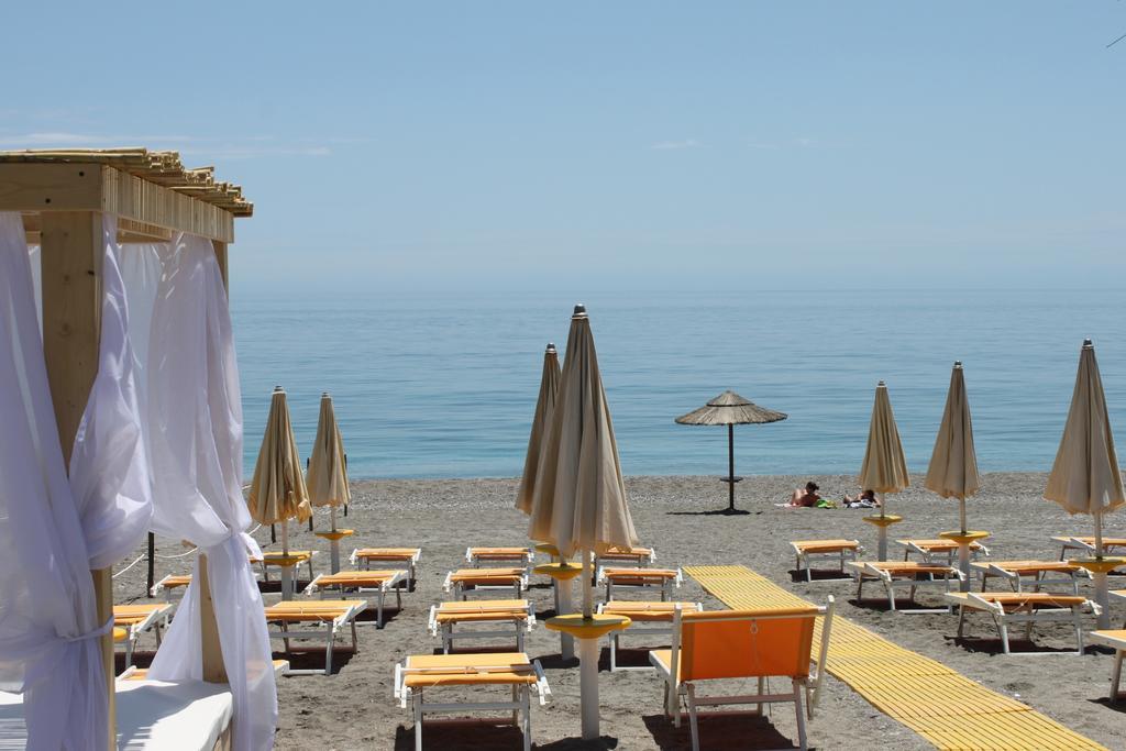 Apartamento La Terrazza Sul Mare Letojanni Exterior foto